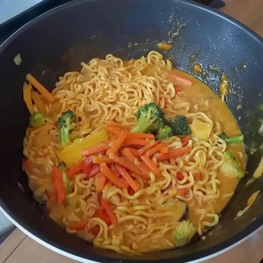 Mie Nudeln mit Erdnusssauce und Gemüse